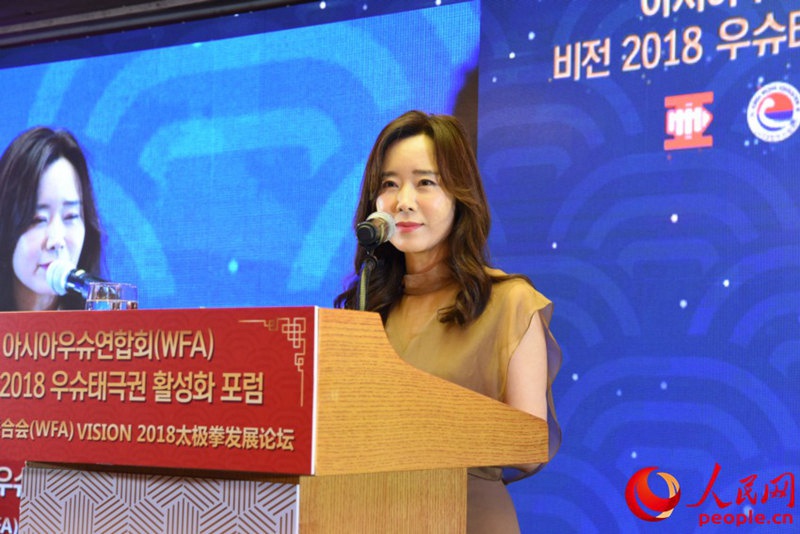 人民網(wǎng)韓國公司總經(jīng)理周玉波出席論壇並致辭。裴埈基攝