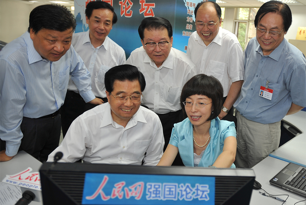 2008年6月20日，胡錦濤同志考察人民日?qǐng)?bào)社時(shí)，通過(guò)人民網(wǎng)強(qiáng)國(guó)論壇同網(wǎng)民在線交流。