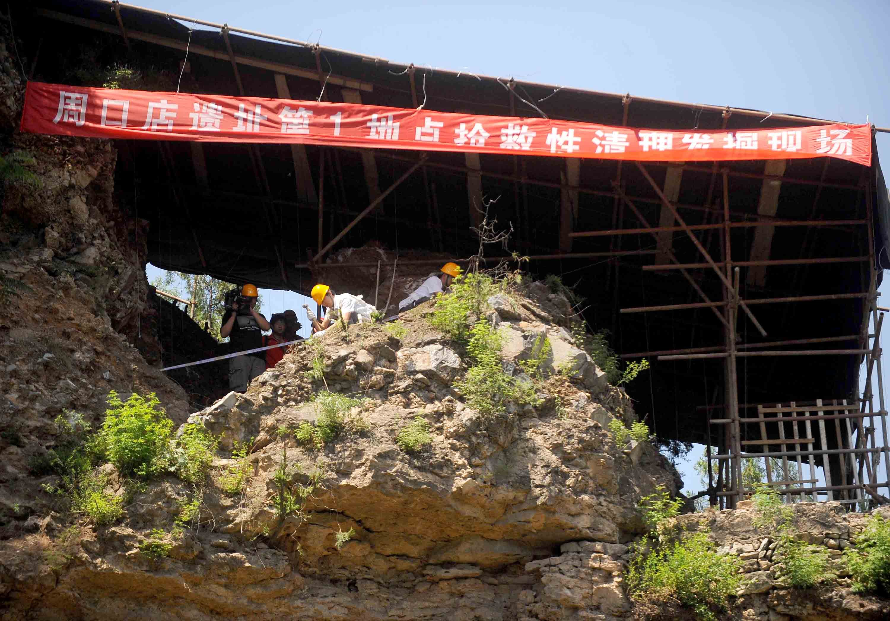 中國(guó)文化源遠(yuǎn)流長(zhǎng)，中華文明博大精深。中華文明探源工程等重大工程的研究成果，實(shí)證了我國(guó)百萬年的人類史、一萬年的文化史、五千多年的文明史。這是2009年6月24日，考古工作人員在北京周口店遺址第1地點(diǎn)進(jìn)行搶救性清理發(fā)掘工作。新華社記者 羅曉光 攝