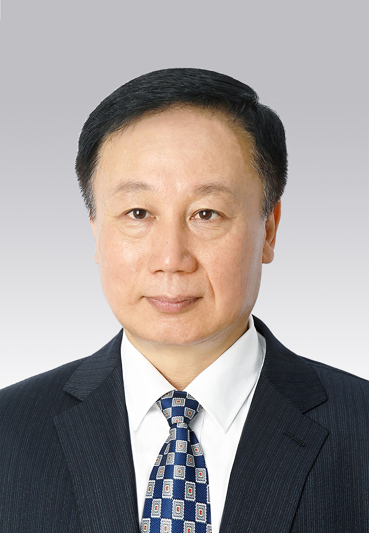 馬宏偉，男，滿族，1969年4月生，研究生學(xué)歷，中共黨員，現(xiàn)任人民日報社副總編輯。